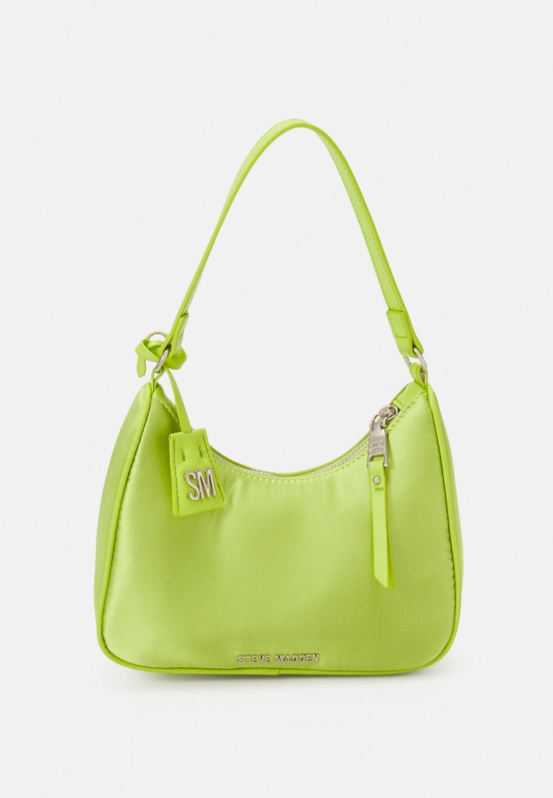 Sac à main en satin vert néon avec un corps incurvé, une sangle ajustable, une fermeture éclair en argent et une étiquette de logo. Texture lisse et forme compacte.