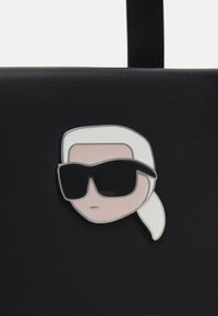 KARL LAGERFELD IKON PIN - Pirkinių krepšys - black