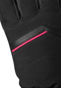 Guante negro con un parche de cuero texturizado y una franja de acento rosa. Presenta patrones cosidos y múltiples capas de tela para un mejor agarre y durabilidad.