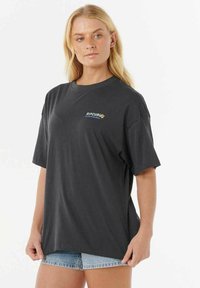 T-shirt in cotone grigio scuro con maniche corte, collo rotondo, con un piccolo logo "Rip Curl" blu e giallo sul lato sinistro del petto.