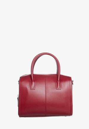 Czerwona skórzana torebka w zaokrąglonym kształcie, z dwiema krótkimi rączkami i detalami przeszycia. Posiada zamek błyskawiczny i gładką powierzchnię.