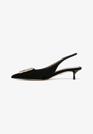 Sandal con tacco in suede nero con punta affusolata, tacco kitten di piccole dimensioni e un accento decorativo oro sul lato. Fodera interna liscia.