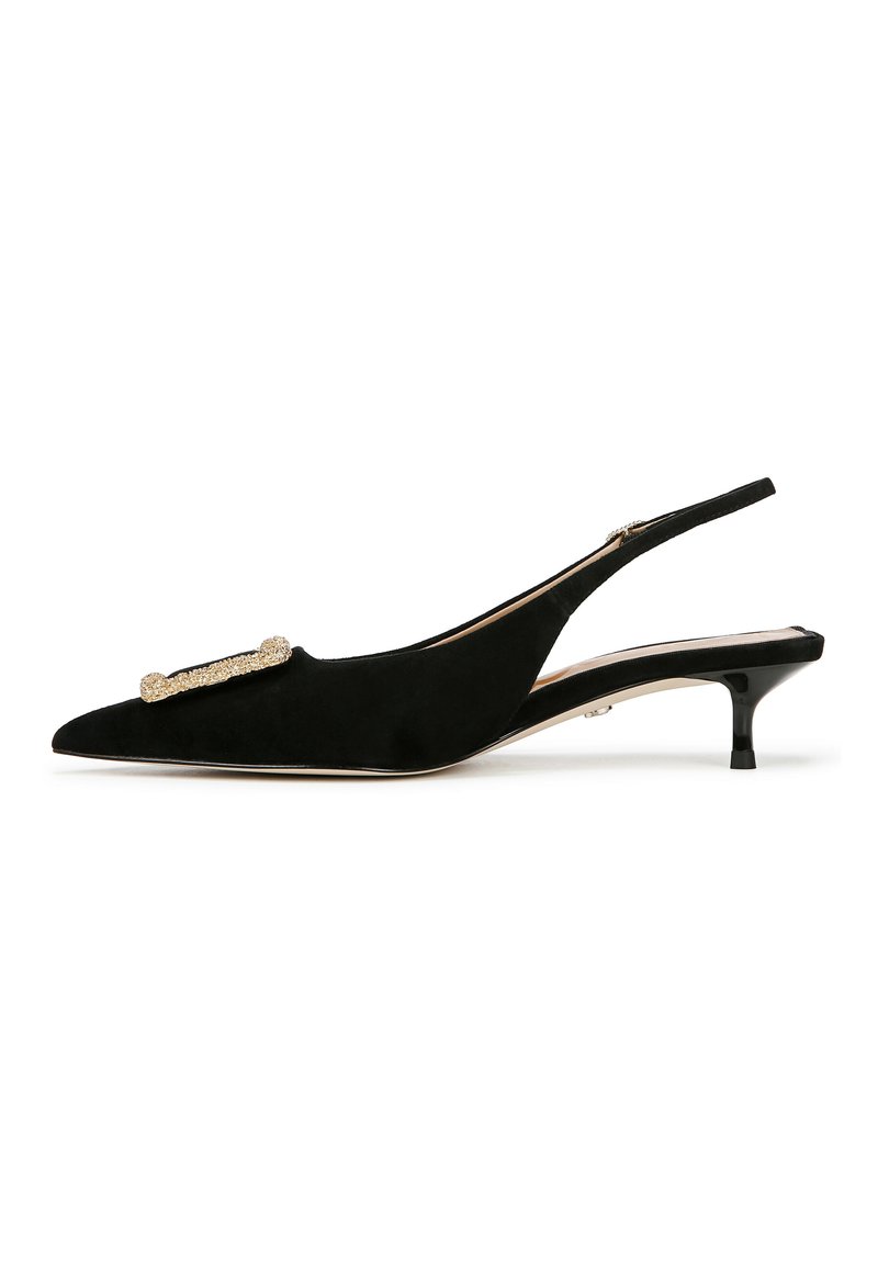 Sandal con tacco in suede nero con punta affusolata, tacco kitten di piccole dimensioni e un accento decorativo oro sul lato. Fodera interna liscia.