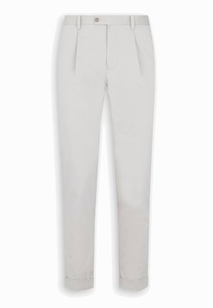 Pantaloni grigio chiaro su misura con passanti per cintura, pieghe frontali, chiusura con bottone e orli risvoltati.