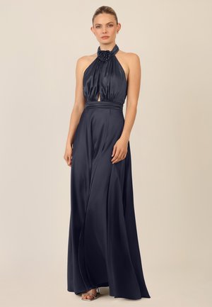 Nachtblaues Satin-Kleid mit Halterneck, floralem Detail, Schlüsselloch-Ausschnitt und fließendem Rock. Glatte Textur mit elegantem Fall.