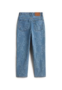 Lichtblauwe denim jeans met een vlampatroon in een lichtere blauw tint. Inclusief een bruine leren patch aan de achterkant en standaard zakken.