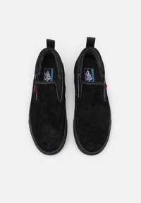 Svarta slip-on skor med övre i mocka, texturerad foder, kontrasterande vit sömnad och svart gummisula; har elastiska sidopaneler och dragöglor.