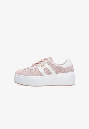 Roze suède sneaker met geperforeerde details, witte accenten en dikke witte plateauzool, zijaanzicht op witte achtergrond.