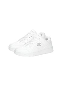 Weiße Sneakers mit einem glatten synthetischen Obermaterial, Schnürdesign, gepolstertem Schaft und einem silbernen Logoakzent an der Seite. Gummisohle mit Grip.
