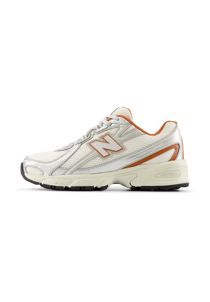 Zapatilla de running blanca de malla con detalles en plateado y naranja, que cuenta con un cuello acolchado, diseño con cordones y suela texturizada para tracción.