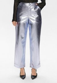 Pantaloni metallici argentati con un design a gamba dritta, vita alta, chiusura con bottone e orli arrotolati, che mostrano una texture liscia e riflettente.