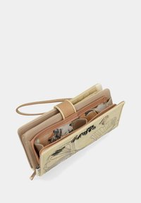 Portafoglio beige e marrone chiaro con chiusura a zip, caratterizzato da un design floreale e multiple scomparti. Realizzato in pelle testurizzata con un cinturino da polso.
