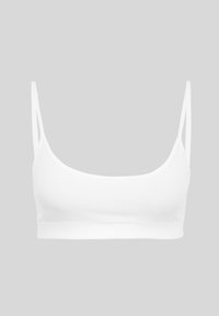 Λευκό cropped bralette με λεπτές διπλές τιράντες ώμου και φαρδιά ταινία κάτω από το στήθος σε απλό γκρι φόντο.