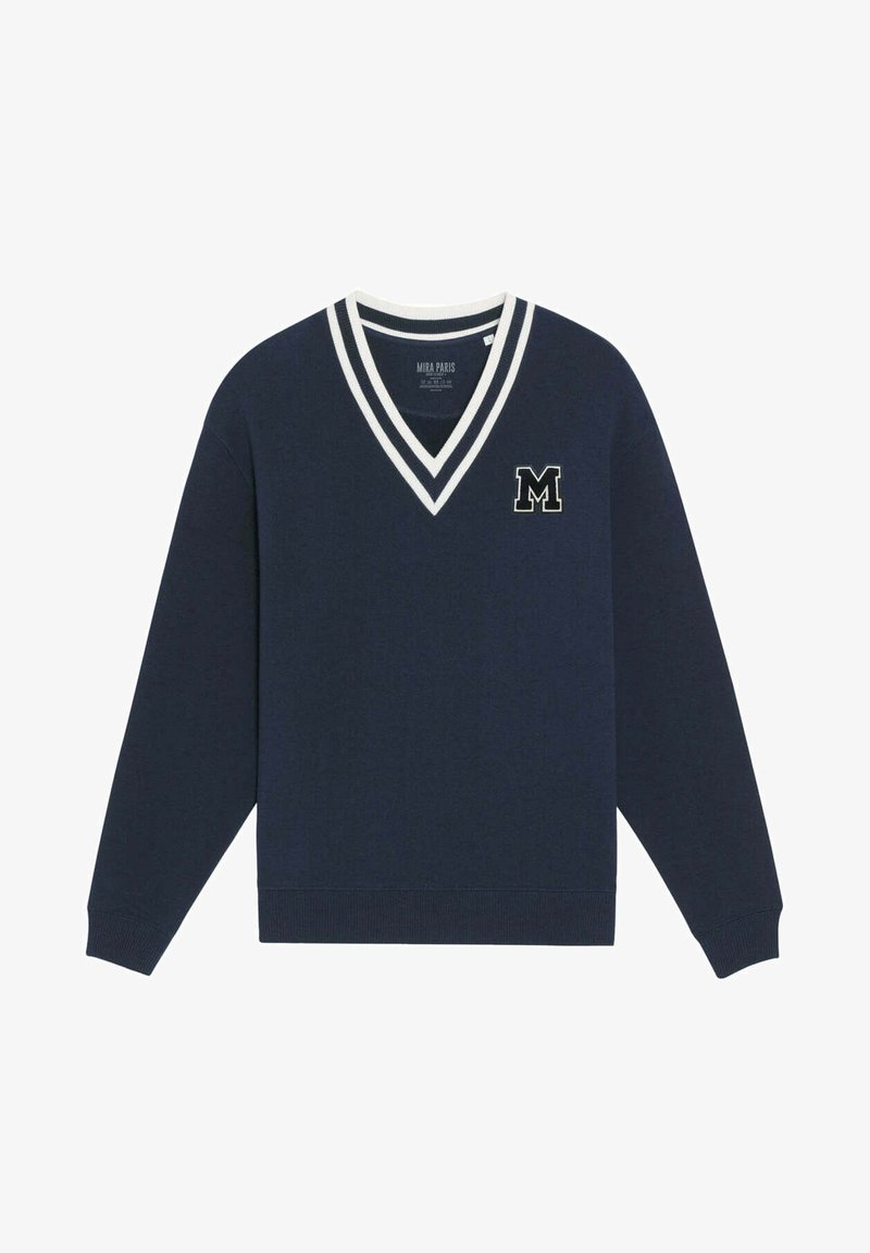 Marineblauer V-Ausschnitt-Pullover mit weißen Doppelstreifen am Kragen und einem weiß umrandeten Buchstaben "M" auf der Brust.