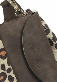 Portafoglio in pelle marrone con pattina curva, caratterizzato da un tessuto a stampa leopardata e minuteria dorata, che mette in evidenza texture e motivi a contrasto.