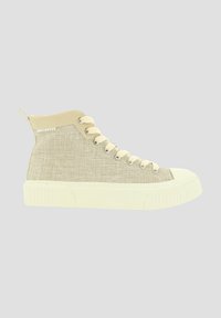 Beige Hochschnitt-Leinenschuh mit weißen Schnürsenkeln, Gummisohle und Zehenschutzkappe vor einem hellgrauen Hintergrund.