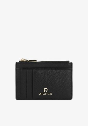 Porta carte in pelle nera con superficie testurizzata, logo dorato e diverse fessure per carte, con una tasca con zip per monete.