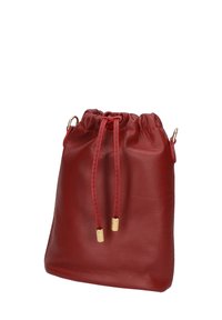 Borsa a secchiello rossa in pelle con chiusura a cordoncino, superficie liscia e dettagli in metallo dorato. Design compatto e non strutturato.