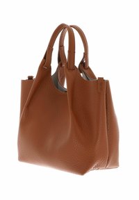 Borsa a tracolla in pelle marrone con finiture testurizzate. Presenta due manici arrotondati e un'apertura superiore. Forma compatta e strutturata con hardware minimale.