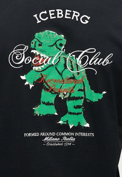 Πράσινος καρτουνίστικος δεινόσαυρος με λευκές νύχτες σε μαύρο φόντο, με επικάλυψη λευκού και κόκκινου καλλιγραφικού κειμένου που περιλαμβάνει τις φράσεις «Iceberg Social Club» και «Recreational Pursuits».