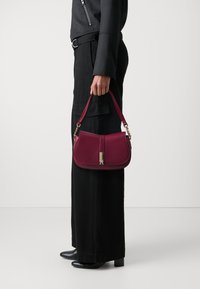 Tommy Hilfiger HERITAGE SADDLE BAG - Käekott - rouge
