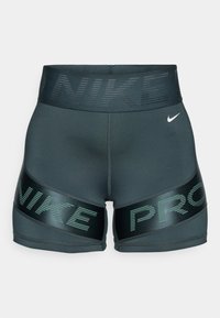 Spodenki sportowe z wysokim stanem w ciemnoszarym kolorze. Posiadają teksturowany pas z logo "NIKE" oraz błyszczącą czarną wstawkę z napisem "PRO".