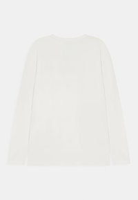 Camisa de mangas longas em off-white, fabricada em algodão suave. Decote em crew sem adornos, textura macia e design simples.