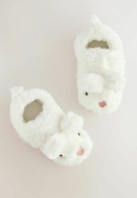 Weiße, flauschige Bunny-Schlappen mit offenen Fersen, die runde Ohren, eine rosa Nase und schwarze Augen haben. Weiche Textur mit abgerundeter Form.