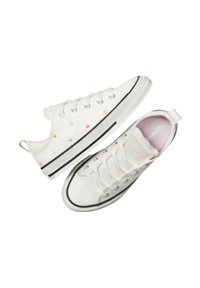 Sneakers bianchi in tela con pois multicolori, suola in gomma nera e occhielli in metallo argentato. Presentano lacci e una linguetta sul tallone per facilitarne l'indossamento.