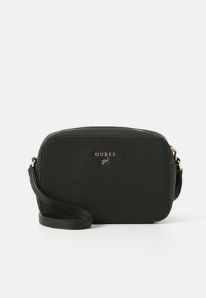 Svart texturerad lädercrossbody-väska med "GUESS girl"-logotyp i guld, dragkedjestängning och justerbar axelrem på en enhetlig bakgrund.