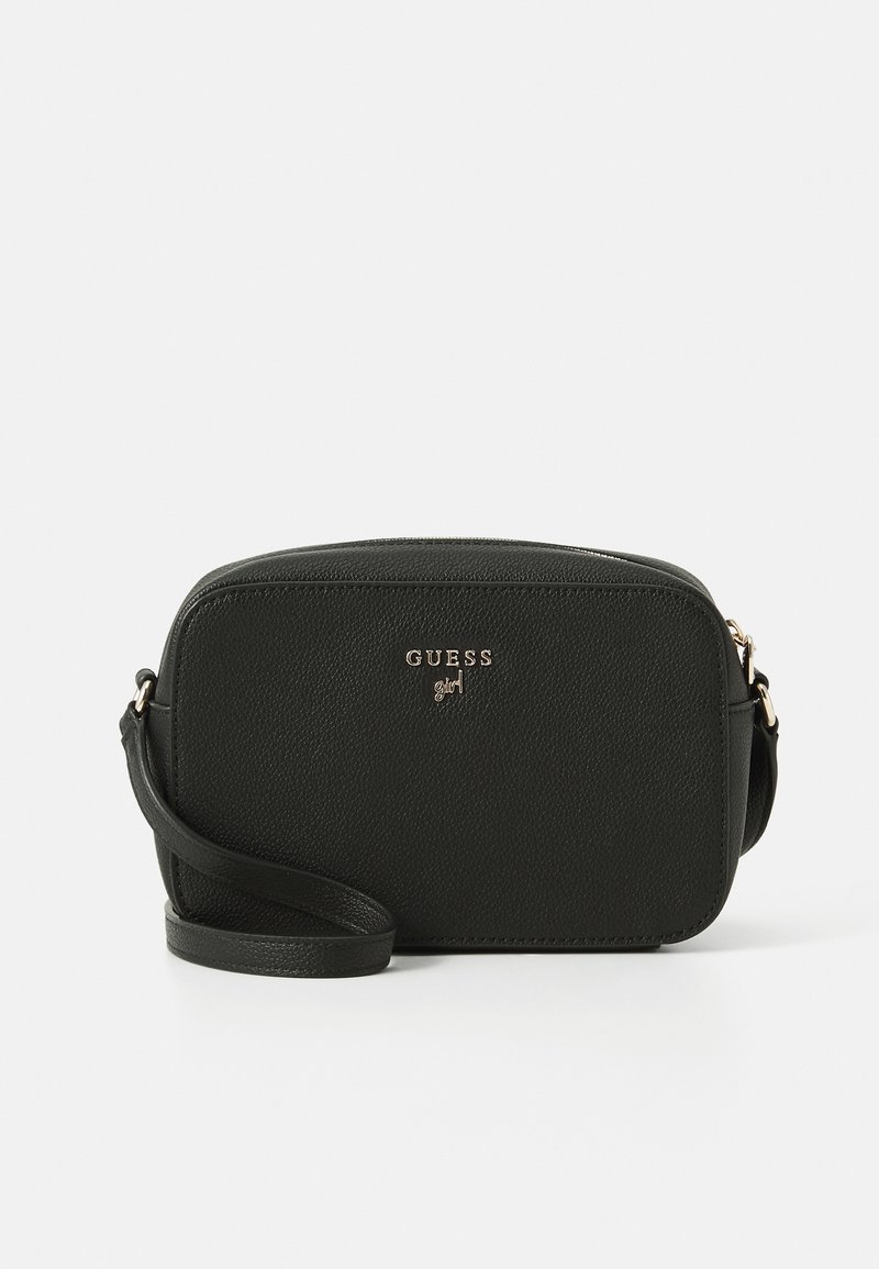 Schwarze, strukturierte Leder-Crossbody-Tasche mit goldenem "GUESS girl"-Logo, Reißverschlussverschluss und verstellbarem Schultergurt auf einfarbigem Hintergrund.