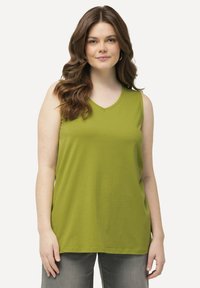 Top verde senza maniche con scollatura a V, realizzato in un tessuto morbido e liscio. Design semplice con una vestibilità comoda, senza fantasie o decorazioni.