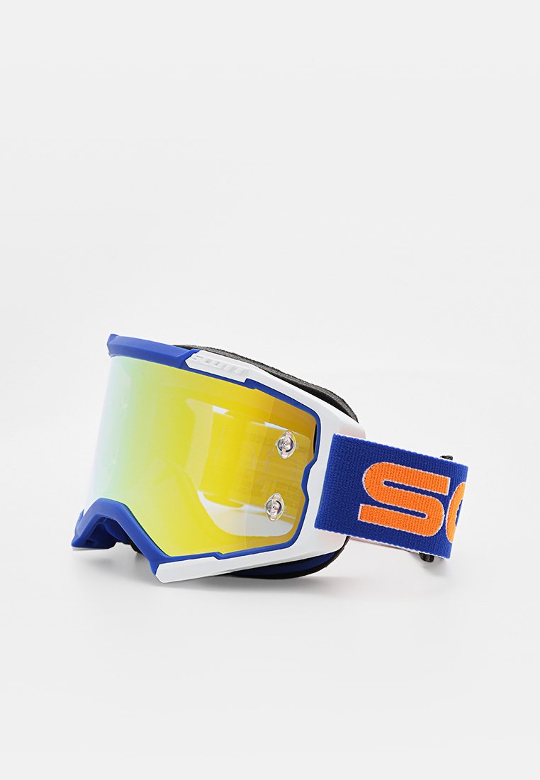 Gafas de motocross azules y blancas con lente curvada de degradado amarillo, correa azul ajustable con letras naranjas y dos aberturas de ventilación.