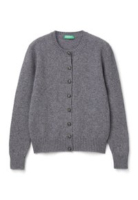Cárdigan de punto gris con un cuello redondo, puños y dobladillo acanalados. Presenta siete botones frontales marrones para el cierre. Textura suave.