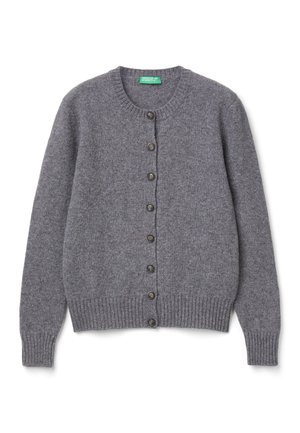 Cardigan en tricot gris avec un col rond, des poignets et un ourlet côtelés. Dispose de sept boutons marron à l'avant pour la fermeture. Texture douce.