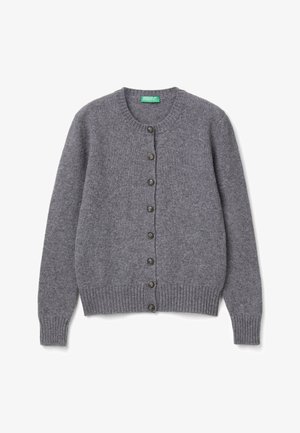 Grauer gestrickter Cardigan mit rundem Ausschnitt, gerippten Bündchen und Saum. Verfügt über sieben braune Knöpfe auf der Vorderseite zur Verschluss. Weiche Textur.