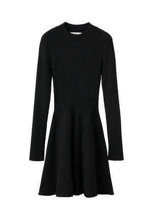 Robe noire à manches longues côtelées avec un bodice ajusté et une jupe évasée. Présente un col rond et un tissu tricoté texturé.
