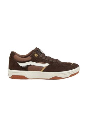 Deportivas marrones de gamuza con una superficie texturizada, que presentan un logo de Vans blanco, detalles en dorado y una suela de goma con un fondo color caramelo.