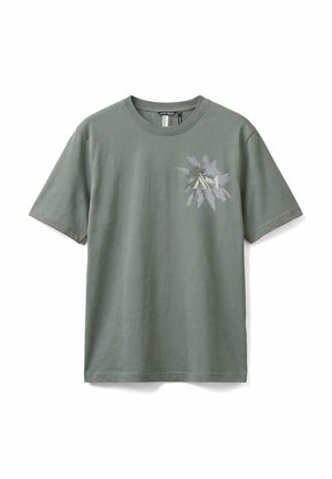 Camiseta de manga corta de color gris verdoso con cuello redondo y pequeño gráfico de palmera en gris claro en la zona del pecho izquierdo.