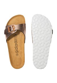 Sandali con punta aperta caratterizzati da una fascia testurizzata dorata rosa con una fibbia metallica, un plantare in finta suede beige e una suola in gomma bianca con motivo antiscivolo.
