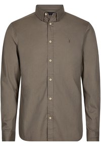 Brązowa koszula z długim rękawem, zapinana na guziki, z kołnierzykiem i małym haftowanym logo po lewej stronie klatki piersiowej.