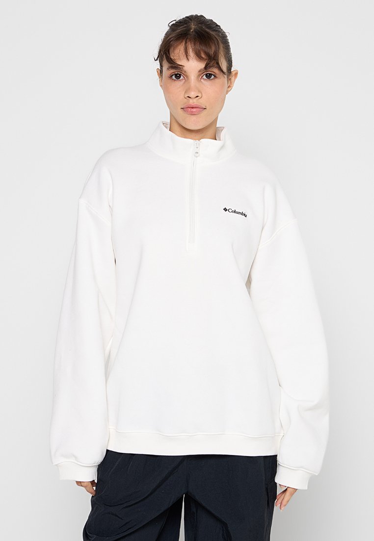 Weißer Fleece-Pullover mit hohem Kragen und halbem Reißverschluss. Verfügt über ein gesticktes Logo auf der Brust. Lockere Passform und weicher Stoff.