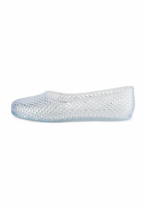Bailarina transparente y ligera con un diseño de patrón de diamantes. Textura suave, punta redondeada y tacón bajo. Sin color, con un ligero tono azul.