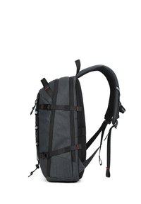 Zaino in tessuto grigio con dettagli neri, tasche laterali, spallacci regolabili e imbottiti, e clip. Presenta una superficie texturizzata e una forma slanciata.