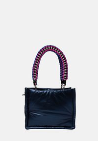 Donkerblauwe tote bag met een gestructureerde afwerking en een gevlochten, meerkleurige handgreep. Beschikt over gladde randen en zilveren hardwareaccenten.