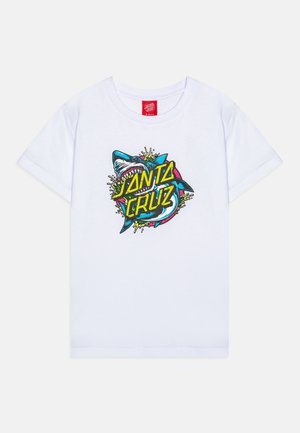 Wit korte mouwen kinder-T-shirt met een kleurrijke afbeelding van een haai met open bek en gele "Santa Cruz" tekst in vetgedrukt lettertype.