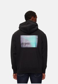Sudadera negra con capucha que presenta un estampado gráfico en la parte posterior. El material es una mezcla de algodón. El estampado incluye texto y un diseño abstracto en tonos azules y grises.