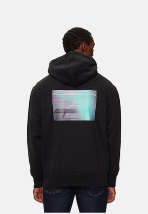Sudadera negra con capucha que presenta un estampado gráfico en la parte posterior. El material es una mezcla de algodón. El estampado incluye texto y un diseño abstracto en tonos azules y grises.