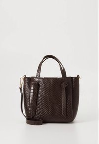 Sötétbarna, texturált bőr kézitáska két rövid fogantyúval és levehető vállpánttal, díszítő csomókkal és masszív alappal.