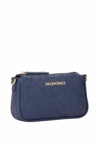 Marineblaue Umhängetasche mit geprägtm "VALENTINO"-Logo, Beschlgen in Goldoptik, Reiverschluss und strukturiertem Lederfinish. Kompakte rechteckige Form.